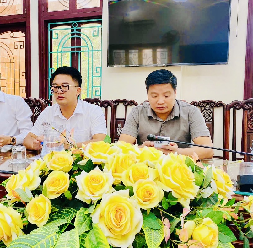 Các bộ phận chuyên môn của xã cùng trao đổi phương án phối hợp tổ chức hội chợ
