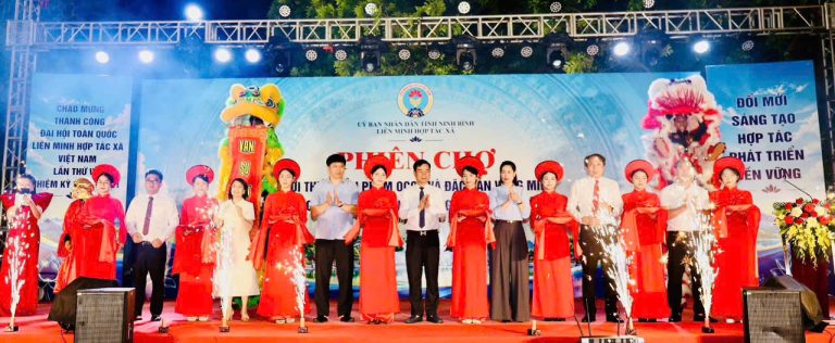 Các đại biểu cắt băng khai mạc Phiên chợ tại phường Nam Định tối 24/9/2026.