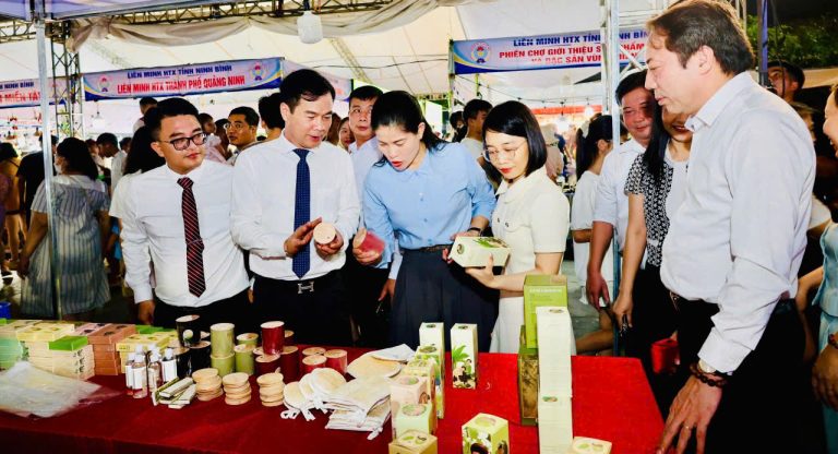 Đại biểu tham quan, tìm hiểu sản phẩm tại các gian hàng của phiên chợ.