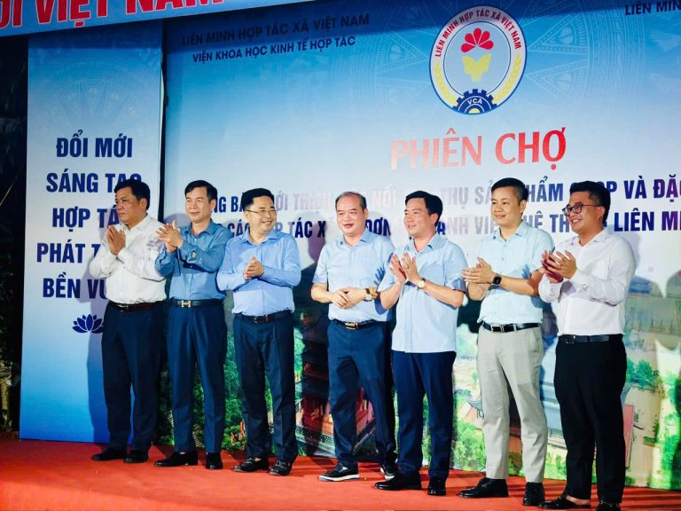 Các đại biểu tham dự lễ khai mạc Phiên chợ.