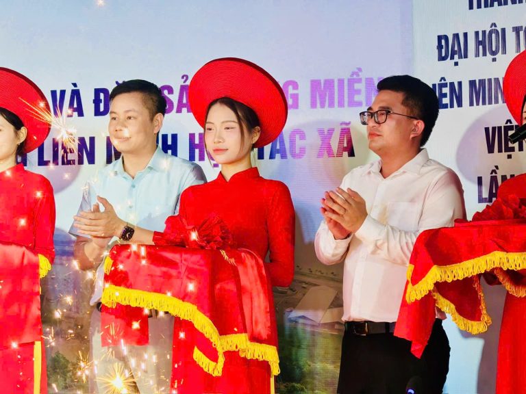 Khoảnh khắc khai mạc Phiên chợ dành cho các hợp tác xã năm 2026.