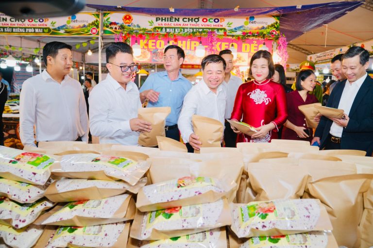 Đoàn đại biểu tham quan các gian hàng sản phẩm OCOP, đặc sản vùng miền