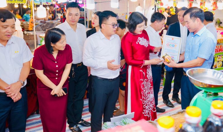 Đại biểu tìm hiểu giấy chứng nhận OCOP của sản phẩm tham gia phiên chợ