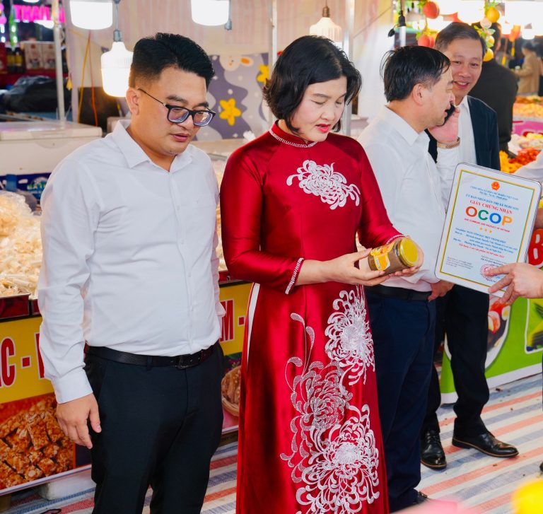 Sản phẩm mắm tôm đạt chứng nhận OCOP 3 sao được giới thiệu tại phiên chợ