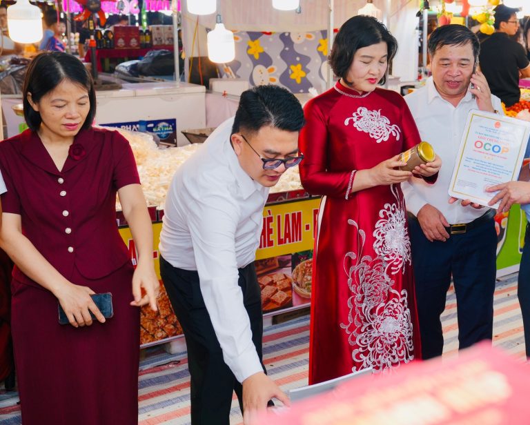 Đại biểu tham quan, tìm hiểu sản phẩm tại gian hàng