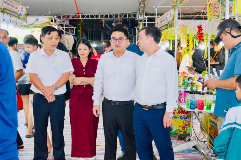Lãnh đạo phường và đơn vị tổ chức trao đổi tại khu gian hàng