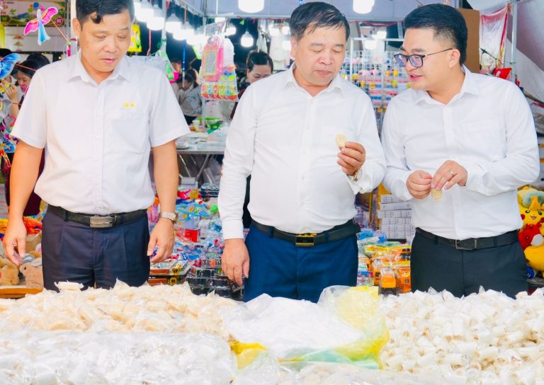 Đại biểu thưởng thức bánh kẹo truyền thống tại gian hàng