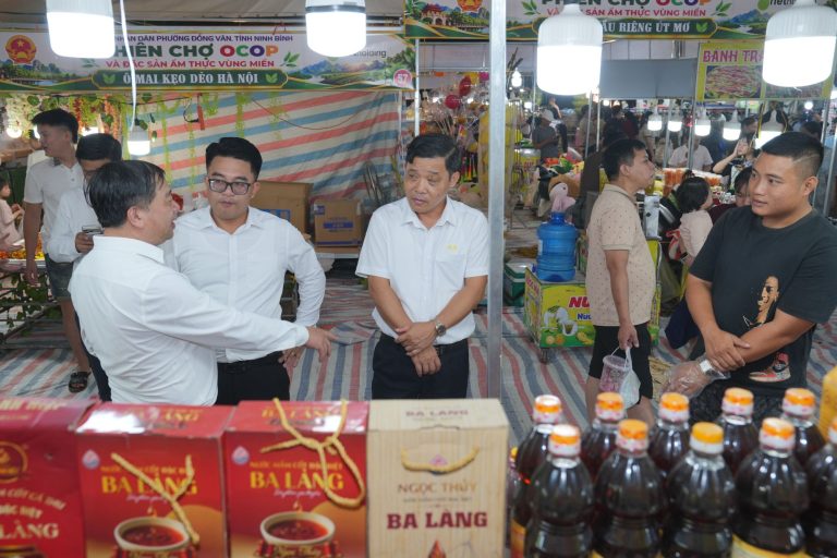 Đại biểu trò chuyện với chủ cơ sở sản xuất tại gian hàng