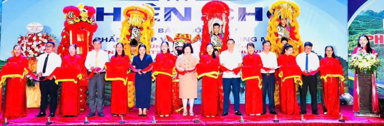 Các đại biểu cắt băng khai mạc Phiên chợ OCOP và ẩm thực vùng miền tại Thái Nguyên tối 05/8/2026.