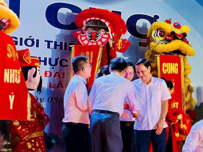Đại biểu giao lưu cùng đoàn múa lân tại lễ khai mạc