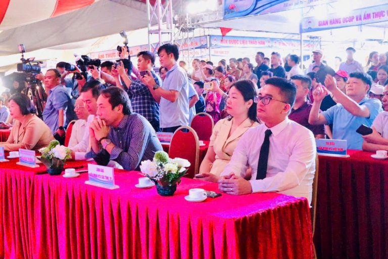 Các đại biểu dự lễ khai mạc chương trình trưng bày sản phẩm OCOP tại Công viên Kỳ Bá